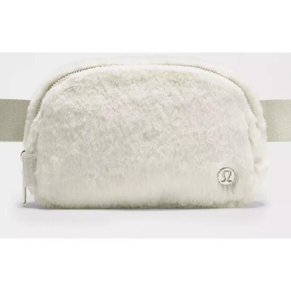 Everywhere Belt Bag Fleece - Picture 1 of 7